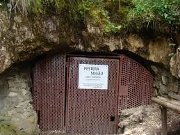 A barlang vasrácsos bejárata