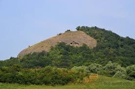 A Budvár-domb sziklái
