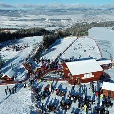 Fenyő sípálya panoráma