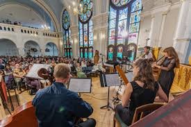 Templomi kamarakoncert ólomüveg ablakok alatt