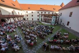 Esti koncert a Mikó-vár udvarán, megtelt nézőtérrel